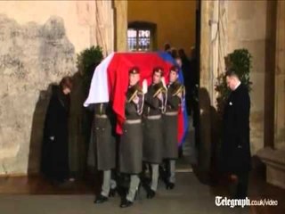 HOMAZHE PER HAVEL ISH PRESIDENTI NE SHTRATIN E TOPIT NE KESHTJELLE NE PRAGE LAJM