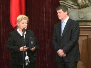 NDEROHEN ARTISTET PRESIDENTI DEKORON AKTORET E SHQUARA TE SKENES LAJM