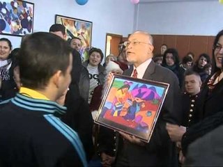 AMBASADORI ARVIZU NDAN DHURATA PER FEMIJET ME AFTESI TE KUFIZUARA LAJM