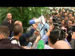 Opozita bllokon Kuvendin - Top Channel Albania - News - Lajme