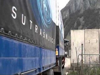 KFOR I PALEKUNDUR NUK LEJON KALIMIN E KAMIONEVE TE TONAZHIT TE RENDE LAJM