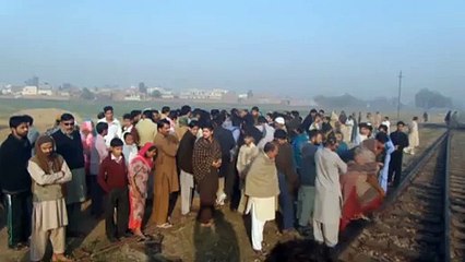 ریل گاڑی نے کس طرح موٹرسائیکل سوار کو کچلا دیکھیے-Video By Zah_Channel