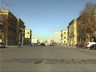 PUNONJESIT E PUSHUAR VIJOJNE PROTESTAT PERPARA BASHKISE PREJ NJE JAVE LAJM