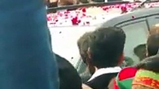 چیئرمین تحریک انصاف عمران خان کی پولنگ اسٹیشنز پر آمد Video- By Zah_Channel