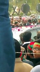 چیئرمین تحریک انصاف عمران خان کی پولنگ اسٹیشنز پر آمد Video- By Zah_Channel
