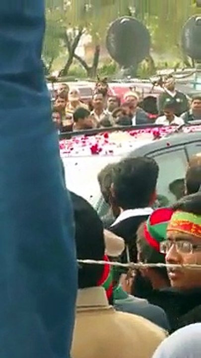 چیئرمین تحریک انصاف عمران خان کی پولنگ اسٹیشنز پر آمد Video- By Zah_Channel