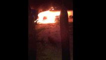 Incendio atinge carros em estacionamento em Cariacica