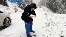 Découvrez pourquoi cette dame de 101 ans demande à son fils d'arrêté la voiture au beau milieu de cet endroit enneigé
