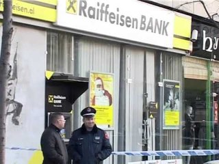 GRABITJE NE TIRANE DY PERSONA TE ARMATOSUR VJEDHIN BANKEN TEK MEDRESEJA LAJM