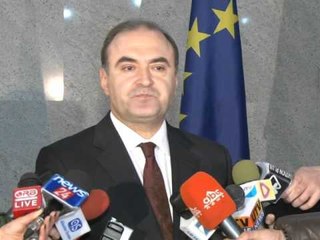 Download Video: DIPLOMACIA SHQIPTARE MINISTRI I JASHTEM PERSHENDET REZOLUTEN PER KOSOVEN LAJM