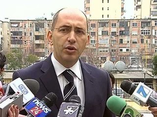 ROMET E PASTREHE “PUSHTOJNE” ME ÇADRA OBORRIN E AVOKATIT TE POPULLIT LAJM