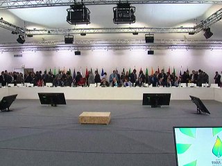 Paris promet 2 milliards d'euros à l'Afrique pour les énergies renouvelables
