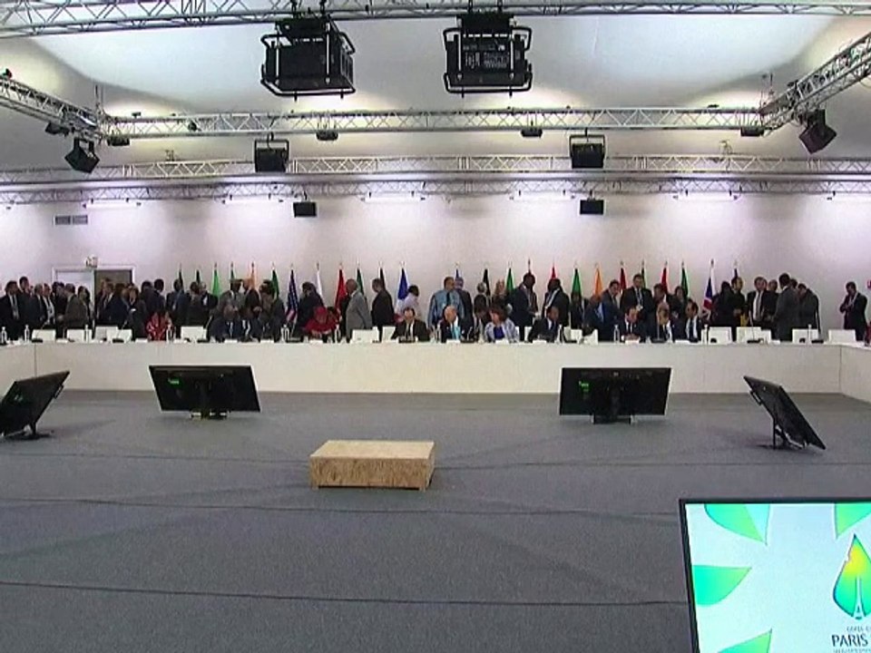 Paris promet 2 milliards d'euros à l'Afrique pour les énergies renouvelables