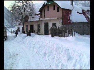 MOTI I KEQ NE VEND DHJETRA FSHATRA E KOMUNA TE BLLOKUAR NGA DEBORA LAJM