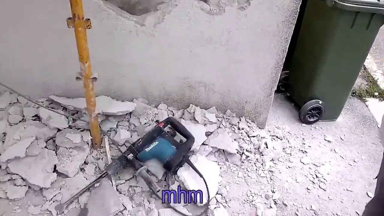 Un débile utilise un marteau de démolition mais pas comme il faut... Fail