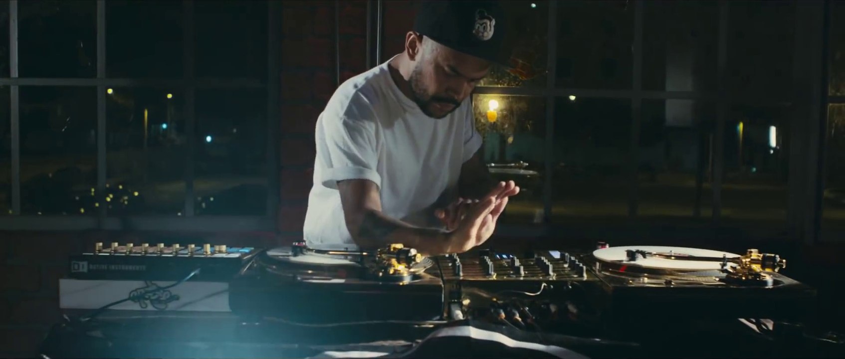 Un DJ énorme se lance dans une routine de DJing exceptionnelle!