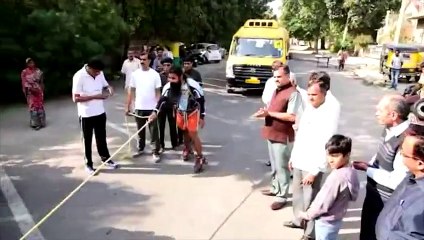 Il tire un bus sur 120 mètres avec ses cheveux