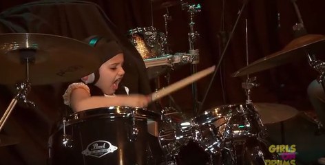 A 5 ans, elle joue du System Of A Down à la batterie