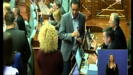 OPOZITA BLLOKON PERSERI PUNIMET NE PARLAMENTIN E KOSOVES NUK KA SEANCE LAJM