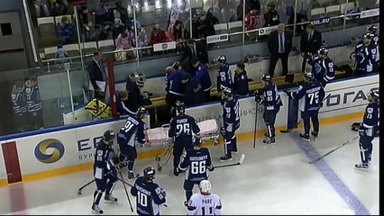 Le hockeyeur Vitaly Sitnikov coupé à la gorge par un patin