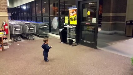 Video herunterladen: Niño y el fascinante mundo de las puertas que se abren solas