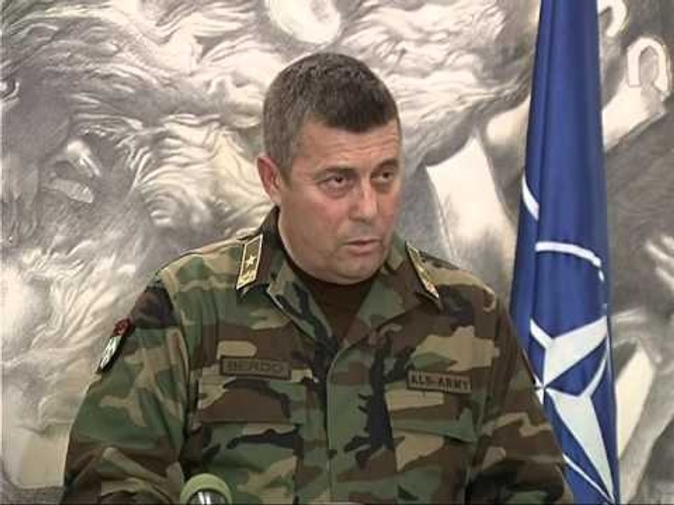 GODITEN KOMANDOT NJE USHTAR SHQIPTAR I VRARE DHE NJE NE VDEKJE KLINIKE LAJM