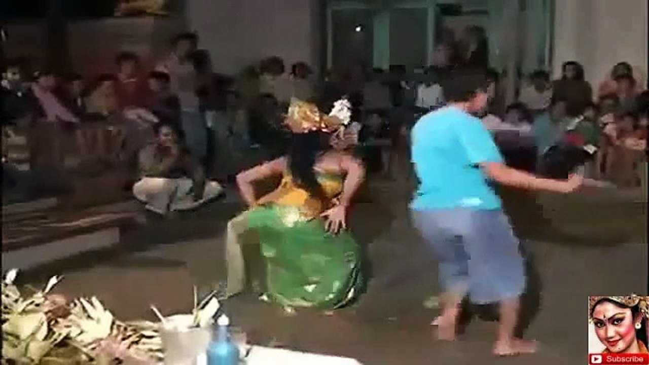 Joget Hot Bungbung [18+] Kok Celana Dalamnya Kelihatan