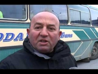 TRANSPORTI I ARSIMTAREVE AUTOBUSET NE GREVE MESUESIT MBETEN NE KEMBE NE ELBASAN LAJM