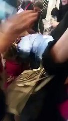لاہور میں کپڑوں کی معروف برینڈ پر سیل کے دوران خواتین آپس میں لڑ پڑیں