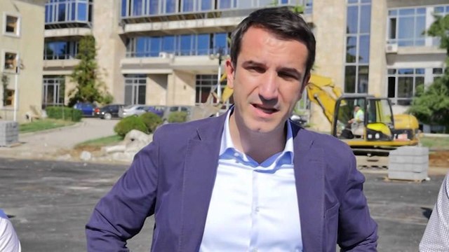 KRYETARI I BASHKISE ERION VELIAJ INSPEKTON PUNIMET NE PARKINGUN TE SHESHI “ITALIA” LAJM