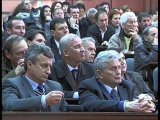 BERISHA NE KORCE SYNOJME TE RENDITEMI TEK 10 ME TE MIRET PER ARSIMIN LAJM