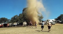Australie : des festivaliers s'amusent à danser dans une tornade