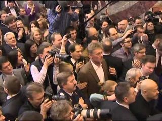 PUTIN SERISH PRESIDENT FITON ME 64 % TE VOTAVE OPOZITA LAJMERON PROTESTA LAJM