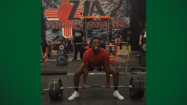 Jon Jones mostra evolução e levanta 270 kg