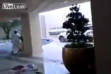 Il emboutit une Rolls-Royce avec sa Mercedes