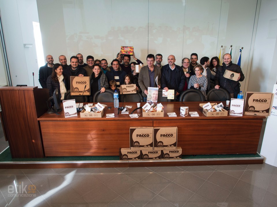 Napoli - Facciamo un "pacco" alla camorra (30.11.15)