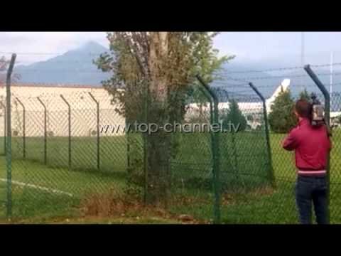 PA KOMENT / Avioni me kombëtaren serbe ulet në aeroportin e Rinasit