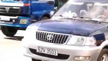 Cảnh sát ôm chân khống chế tài xế xe tải