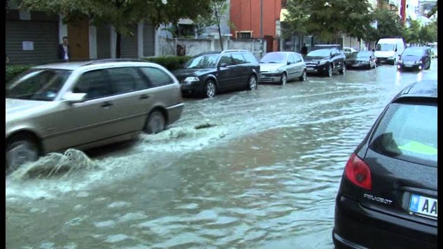 PERMBYTJE TE MEDHA NE QYTETIN E DURRESIT,UJI MBULON TROTUARET BRENDA NE QYTET LAJM