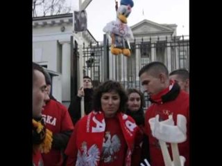 PROTESTE ANTIRUSE POLAKET MANIFESTUAN PARA AMBASADES RUSE NE VARSHAVE LAJM