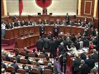 SKANDALI I KUVENDIT PD PROPOZON RREGULL TE RI PER VOTIMIN ME KUTI LAJM