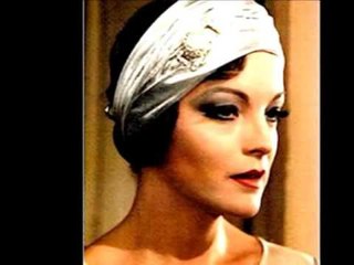 PITT FEJOHET ME JOLIE BUKUROSHJA TONI GARN FYTYRA E RE E VICTORIA SECRET LAJM