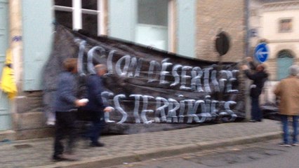 Action de la Confédération paysanne devant la permanence des Républicains