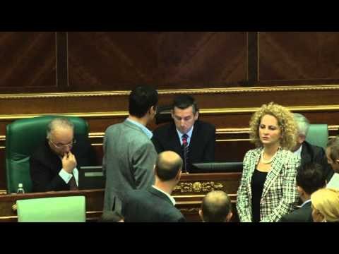 TENSION NE KUVENDIN E KOSOVES TYM DHE UJE NE SEANCE LARGOHEN DEPUTETET LAJM