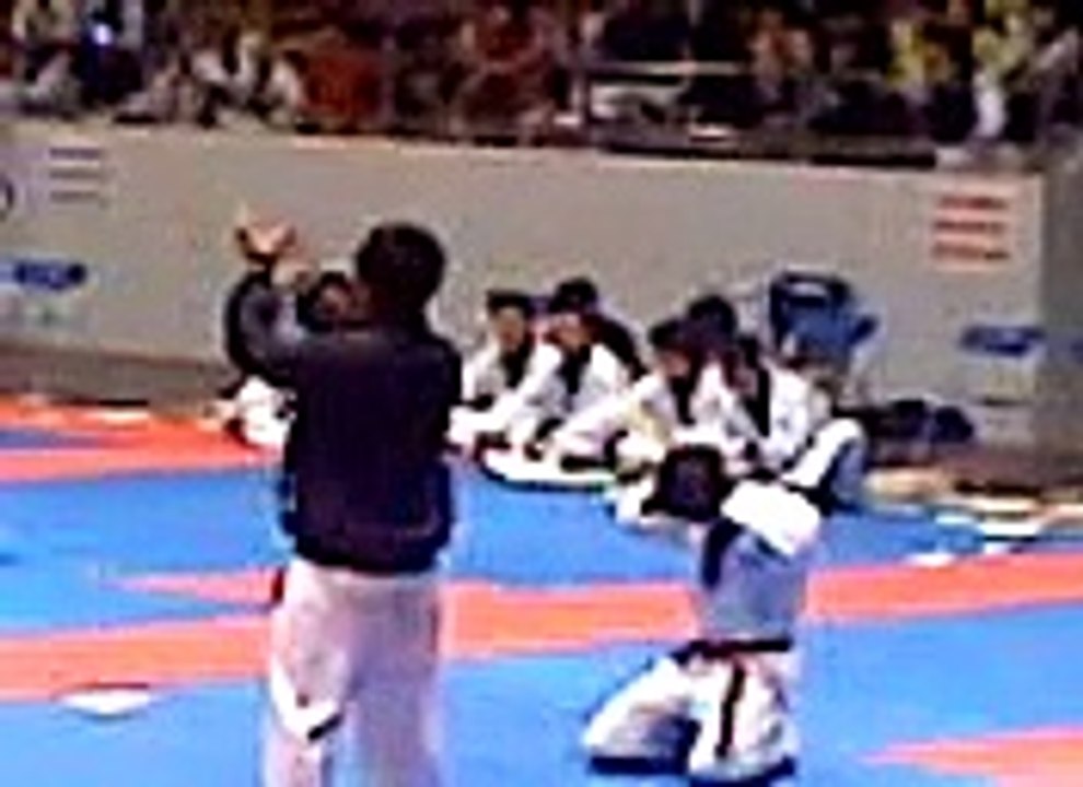 CLB Taekwondo ĐH Thăng Long thứ 2 6-12-2010 cúp đại sứ hàn quốc moto_6090