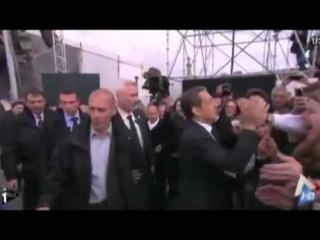 ORA E SARKOZY PRESIDENTI FRANCEZ “FSHEH” OREN GJATE NJE MITINGU LAJM
