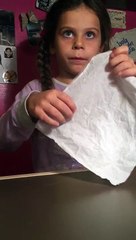 Une petite fille réalise un tour de magie