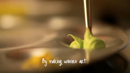 Cette future maman place de petits pinceaux sur son ventre, voyez maintenant ce qui arrive!