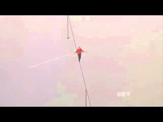 UJEVARA E NIAGARES AKROBATI E KALON MBI TEL VETEM PER 25 MINUTA LAJM