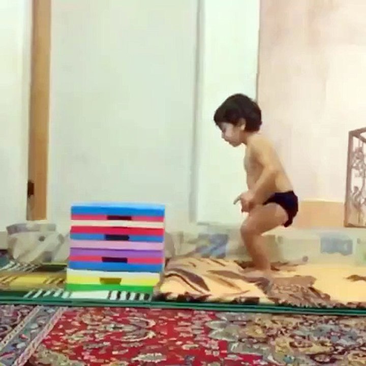Petit acrobate de 2 ans